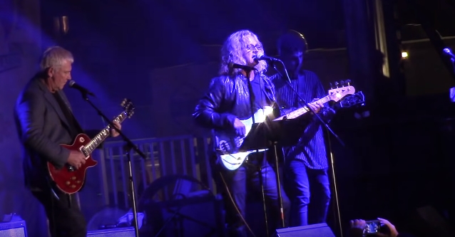 Alex Lifeson Performs Rush Classics With Chicago's Jason Scheff